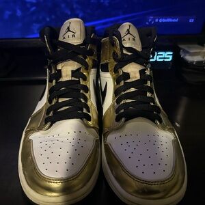 Air Jordan 1 Mid “ Metallic Gold “